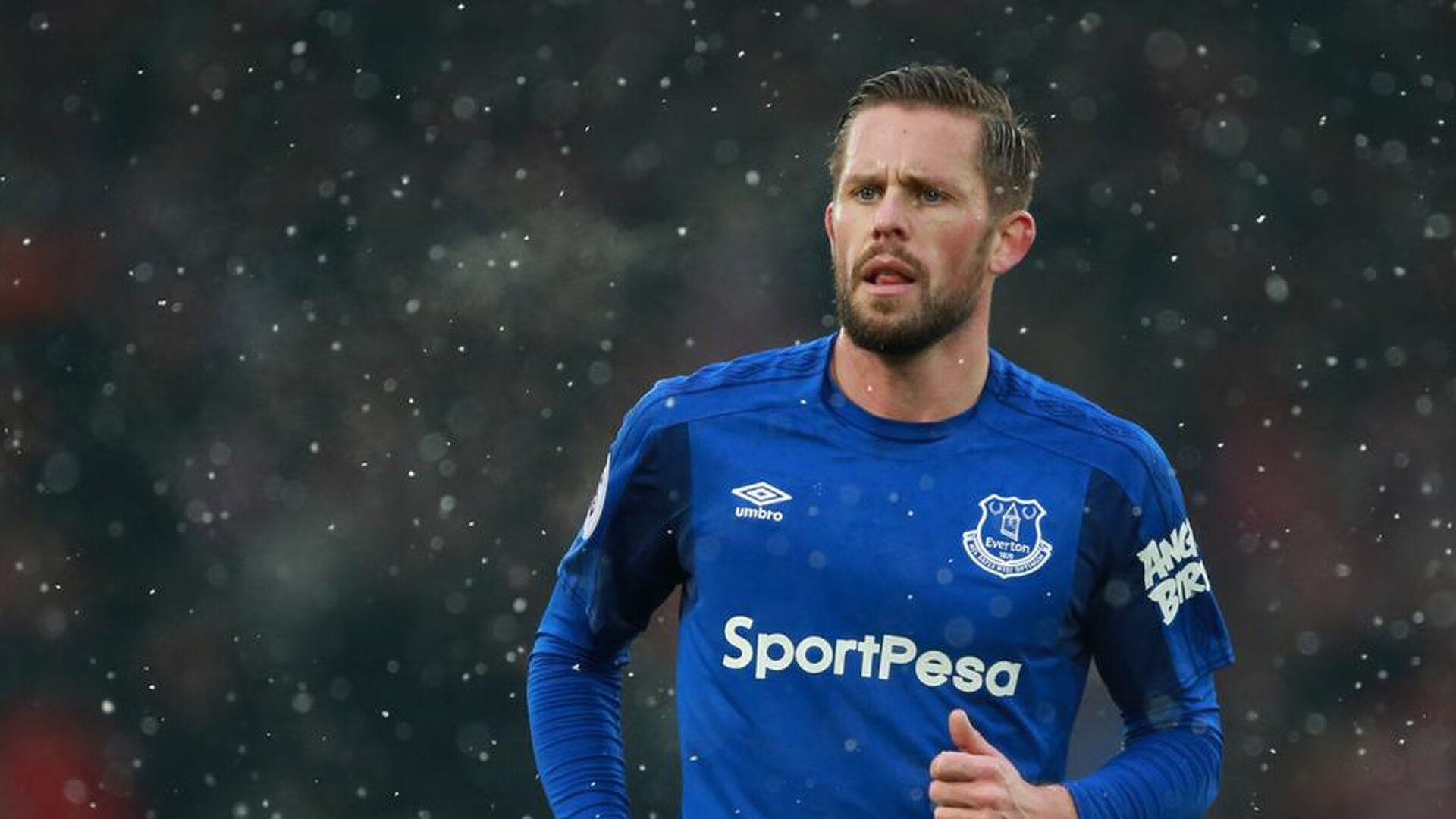 “赛季终点线临近，争冠之战白热化，谁能站上巅峰？”，什么叫白热化竞争